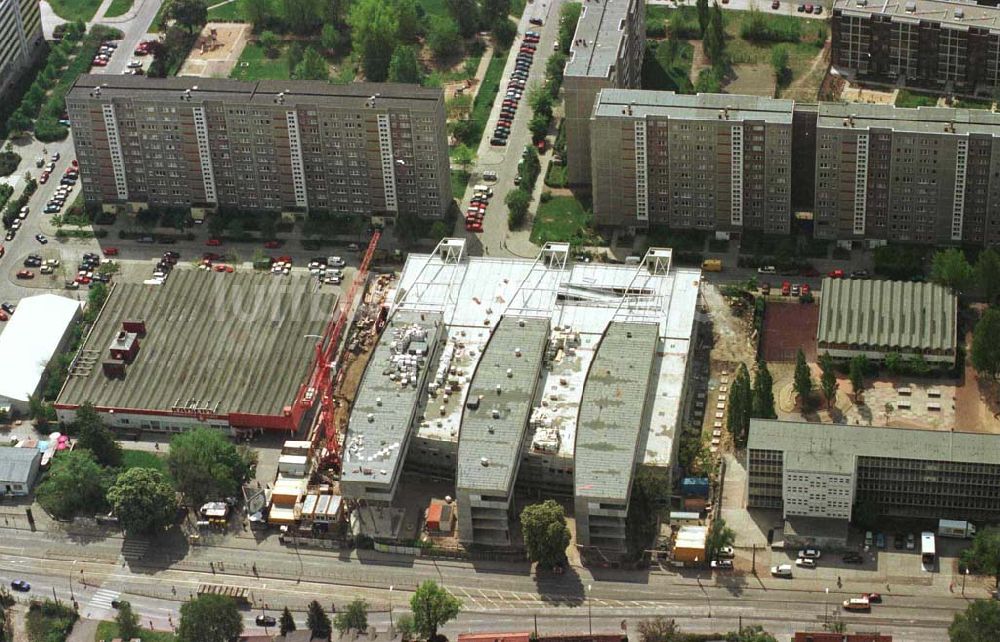 Luftbild Berlin - Hohenschönhausen - Bau des Einkaufs- und Gewerbezentrums Storchenhof der MÜBAU AG München an der Hauptstraße in Berlin-Hohenschönhausen / Leuenberger Straße