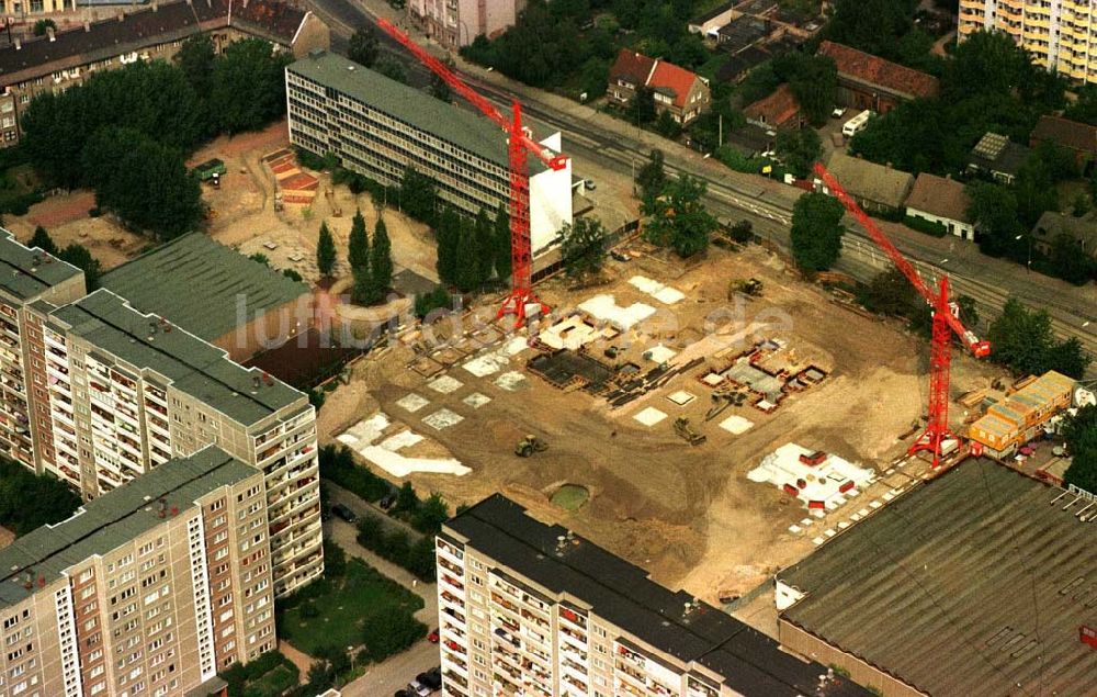 Luftbild Berlin-Hohenschönhausen - Bau des Einkaufszentrums Storchenhof an der Leuenberger Straße durch die MÜBAU AG