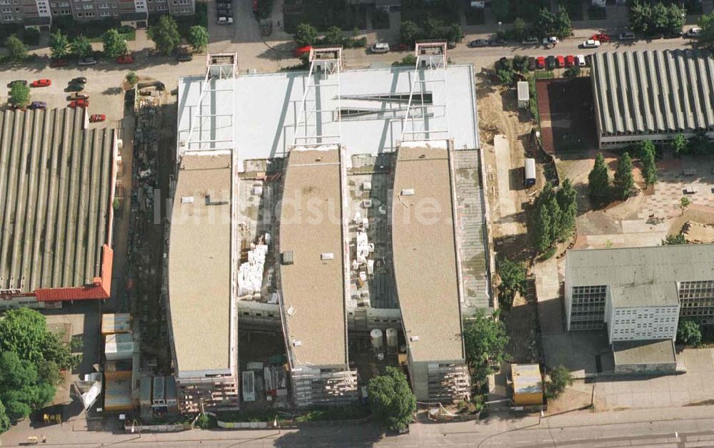 Berlin - Hohenschönhausen von oben - Bau des Einkaufszentrums Storchenhof der MÜBAU AG in Hohenschönhausen.