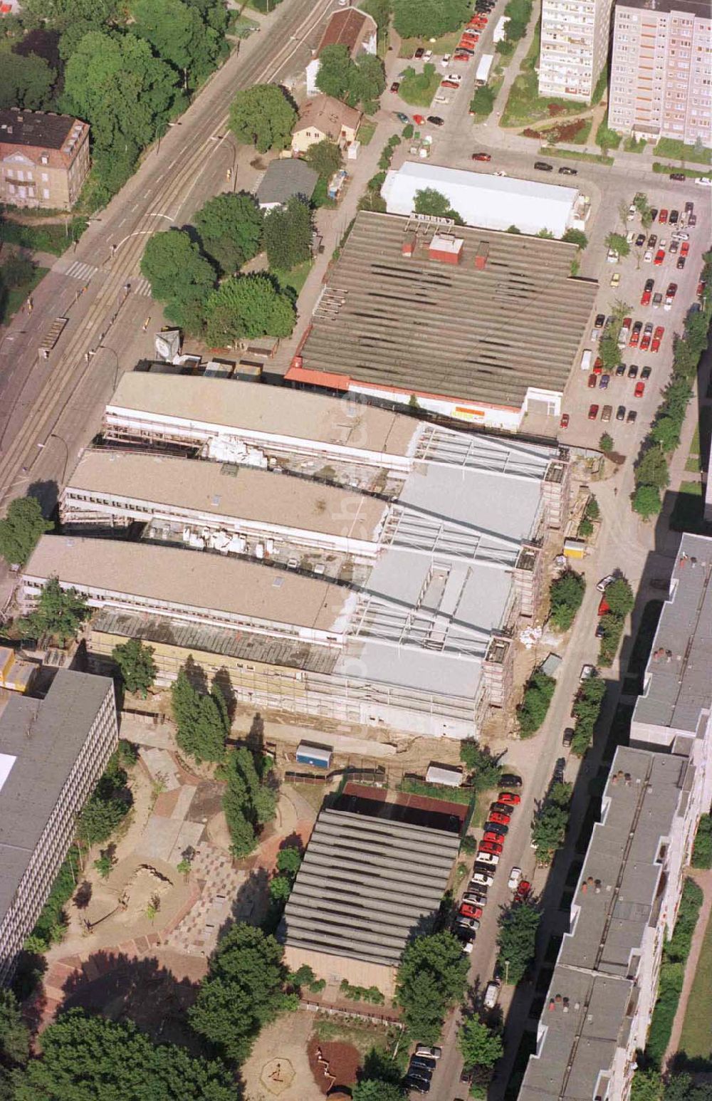 Berlin - Hohenschönhausen von oben - Bau des Einkaufszentrums Storchenhof der MÜBAU AG in Hohenschönhausen.