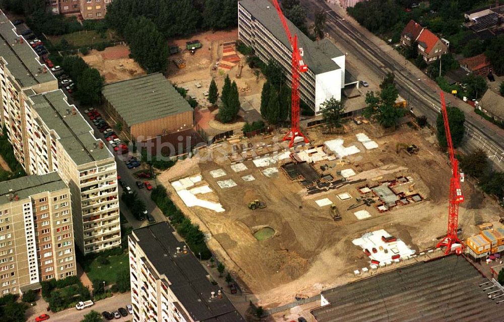 Berlin-Hohenschönhausen aus der Vogelperspektive: Bau des Einkaufszentrums Storchenhof der MÜBAU an der Leuenberger Str.