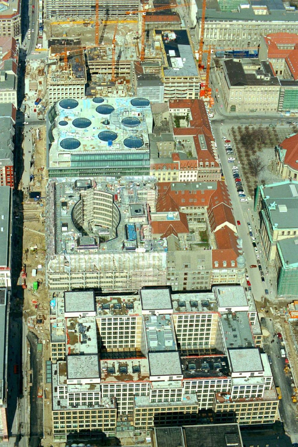 Luftbild Berlin - Bau der Friedrichstadt-Passagen an der Friedrichstrasse in Berlin Mitte.