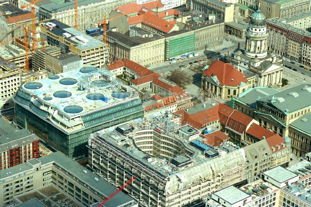 Berlin von oben - Bau der Friedrichstadt-Passagen an der Friedrichstrasse in Berlin Mitte.