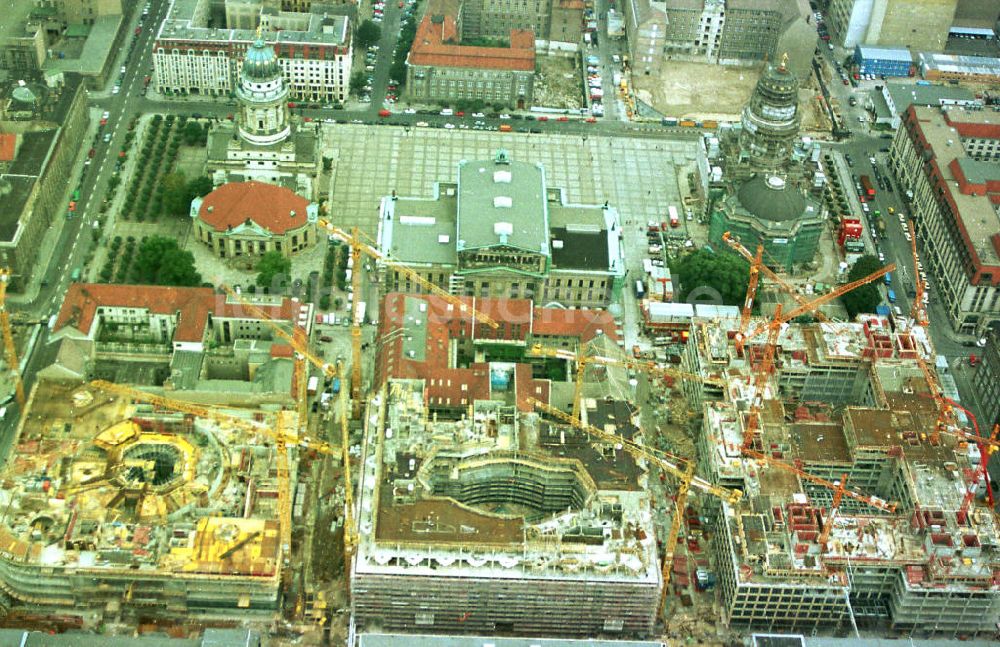 Luftaufnahme Berlin - Bau der Friedrichstadtpassagen am Gendarmenmarkt in Berlin-Mitte.