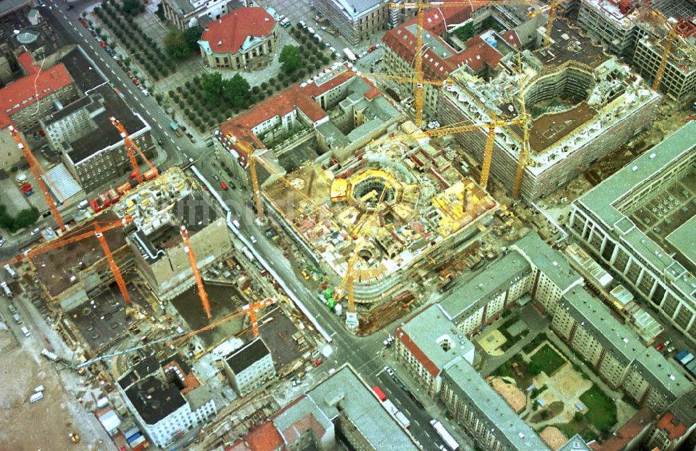 Luftbild Berlin - Bau der Friedrichstadtpassagen am Gendarmenmarkt in Berlin-Mitte.