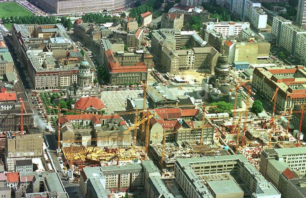 Luftaufnahme Berlin - Bau der Friedrichstadtpassagen am Gendarmenmarkt in Berlin-Mitte.