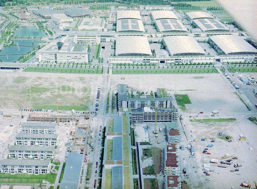 München von oben - Bau des Galerieahauses am Messegelände in München - Riem an der Kehrer Wirth - Straße.