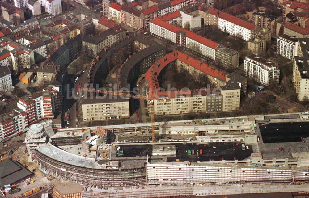 Luftbild Berlin - Wedding - Bau des Geschäftshauses Gesundbrunnen-Center am S-Bhf. Gesundbrunnen im Wedding