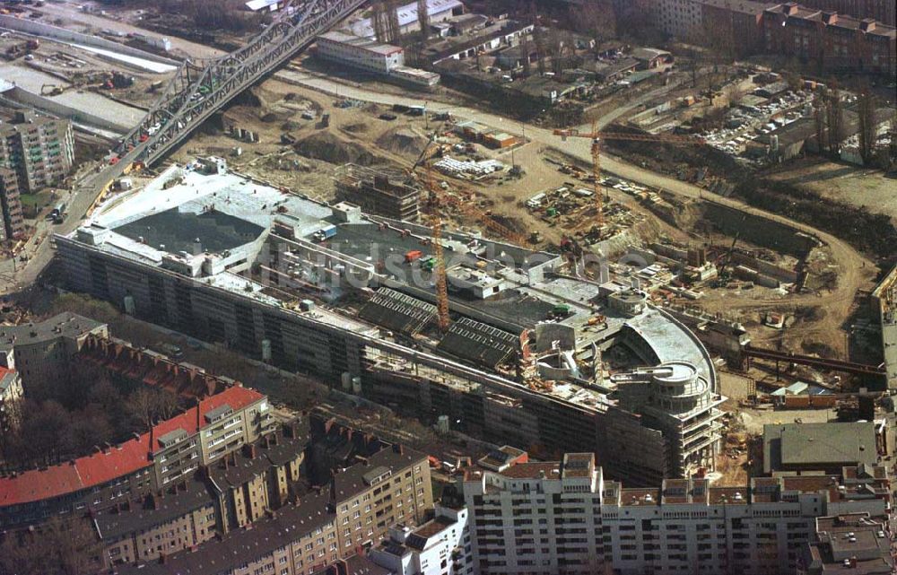 Berlin - Wedding von oben - Bau des Geschäftshauses Gesundbrunnen-Center am S-Bhf. Gesundbrunnen im Wedding