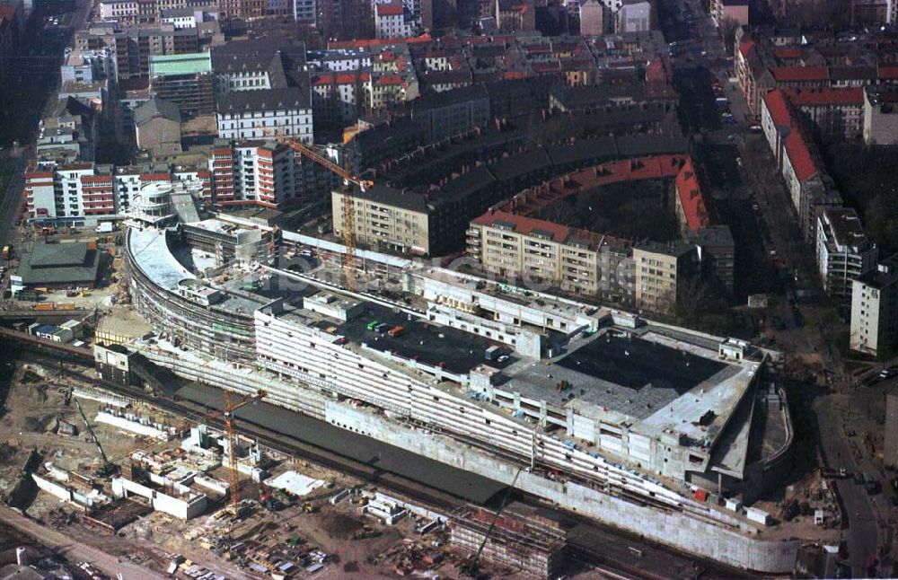 Berlin - Wedding aus der Vogelperspektive: Bau des Geschäftshauses Gesundbrunnen-Center am S-Bhf. Gesundbrunnen im Wedding