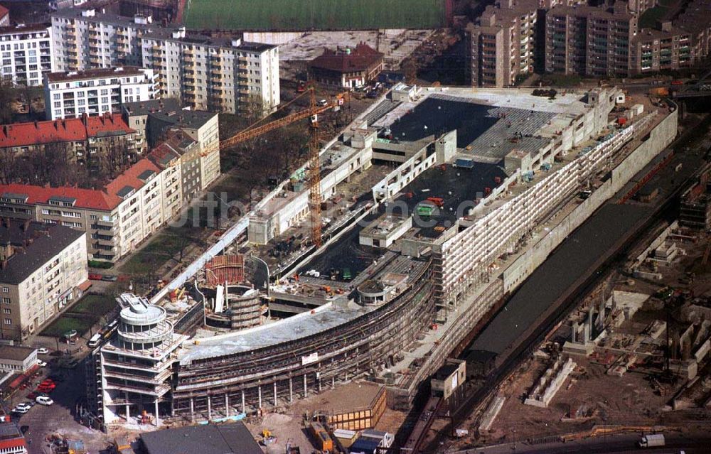 Luftaufnahme Berlin - Wedding - Bau des Geschäftshauses Gesundbrunnen-Center am S-Bhf. Gesundbrunnen im Wedding