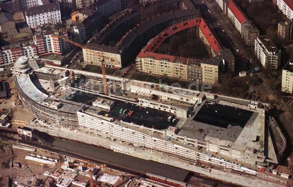 Berlin - Wedding aus der Vogelperspektive: Bau des Geschäftshauses Gesundbrunnen-Center am S-Bhf. Gesundbrunnen im Wedding