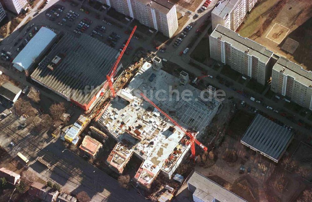 Berlin - Hohenschönhausen von oben - Bau des Geschäftshauses Storchenhof der MÜBAU Berlin Grundstücksverwaltungsgesellschaft mbH an der Hauptstraße 9-10 in Hohenschönhausen