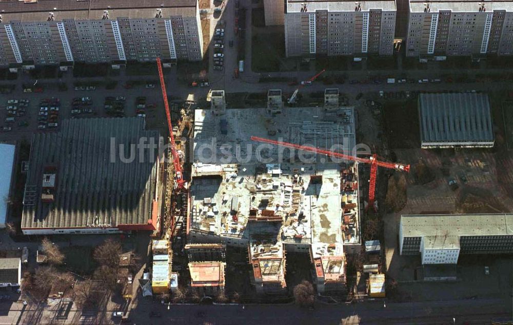 Luftbild Berlin - Hohenschönhausen - Bau des Geschäftshauses Storchenhof der MÜBAU Berlin Grundstücksverwaltungsgesellschaft mbH an der Hauptstraße 9-10 in Hohenschönhausen