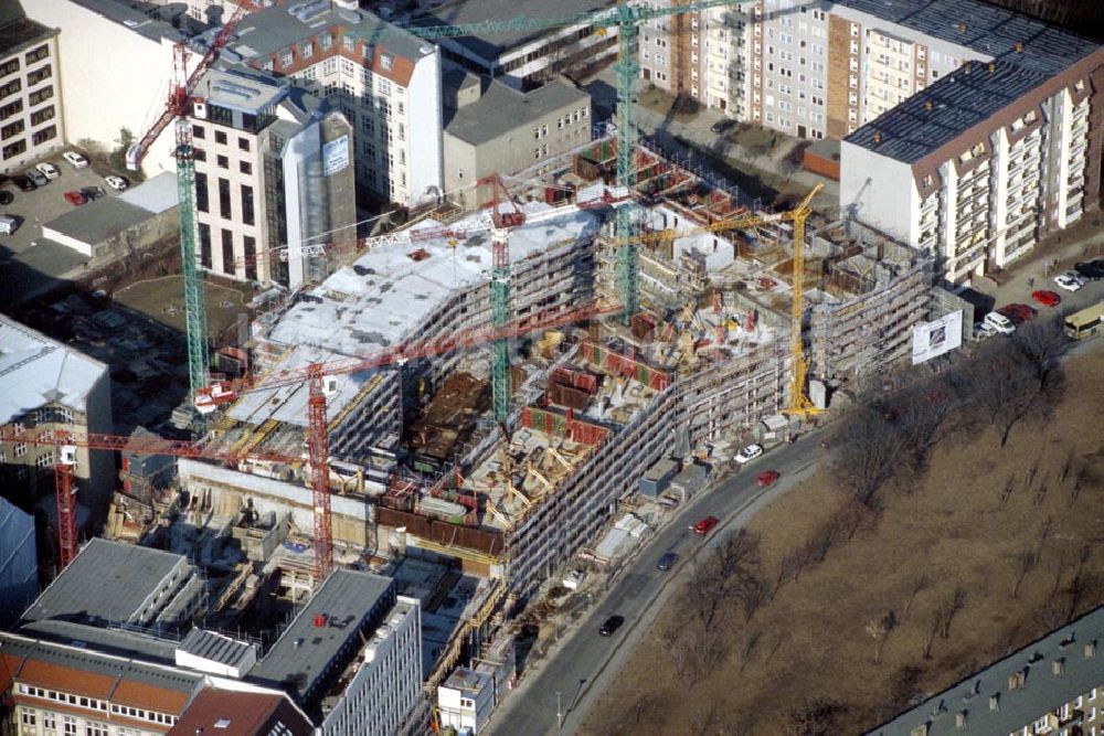 Berlin / Mitte aus der Vogelperspektive: Bau eines Geschäftshauses an der Wallstr in Berlin Mitte 1995