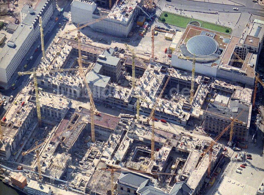 Berlin aus der Vogelperspektive: Bau von Geschäftshäusern am Pariser Platz in Berlin-Mitte.