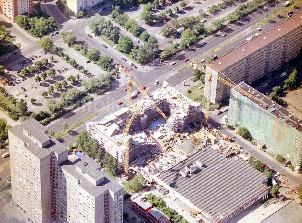 Luftaufnahme Berlin - Lichtenberg - Bau eines Geschäftszentrums CASTELLO durch die IMBAU GmbH an der Landsberger Allee in Berlin-Lichtenberg.