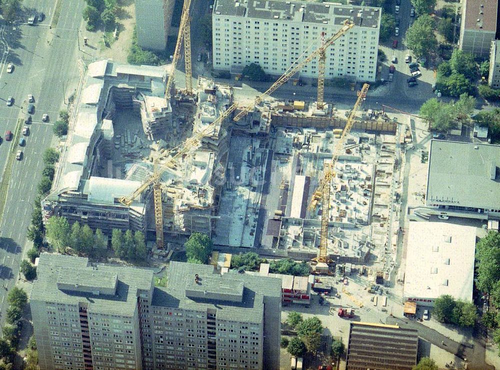 Luftbild Berlin - Lichtenberg - Bau eines Geschäftszentrums CASTELLO durch die IMBAU GmbH an der Landsberger Allee in Berlin-Lichtenberg.