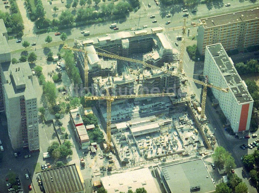 Luftaufnahme Berlin - Lichtenberg - Bau eines Geschäftszentrums CASTELLO durch die IMBAU GmbH an der Landsberger Allee in Berlin-Lichtenberg.