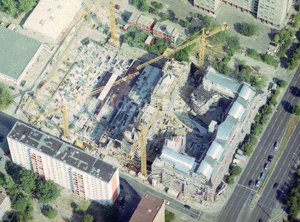 Luftbild Berlin - Lichtenberg - Bau eines Geschäftszentrums CASTELLO durch die IMBAU GmbH an der Landsberger Allee in Berlin-Lichtenberg.