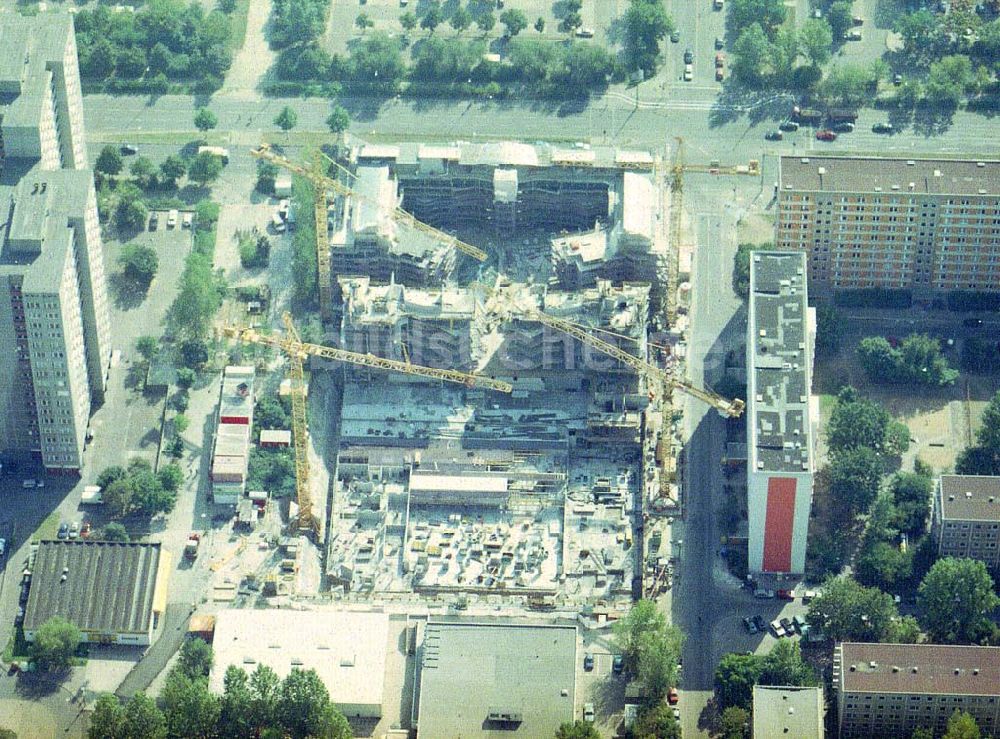 Luftaufnahme Berlin - Lichtenberg - Bau eines Geschäftszentrums CASTELLO durch die IMBAU GmbH an der Landsberger Allee in Berlin-Lichtenberg.