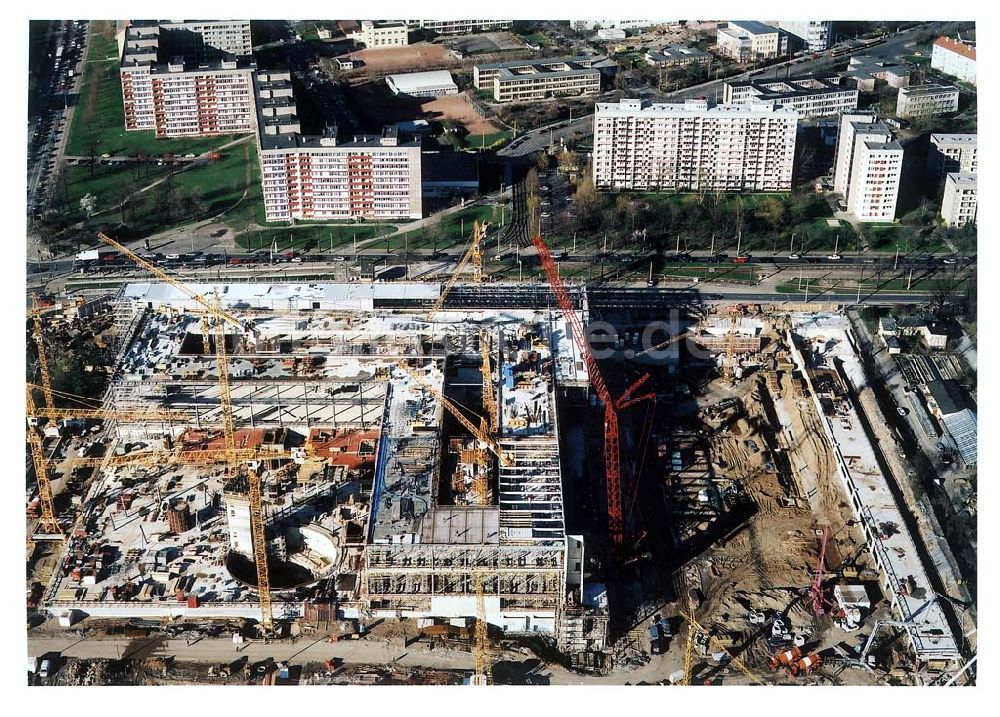 Dresden / Sachsen aus der Vogelperspektive: Bau der gläsernen VW - Manaufaktur an der Lennestraße 3 in 01069 DRESDEN durch die Firma Heitkamp Bauunternehmung GmbH.