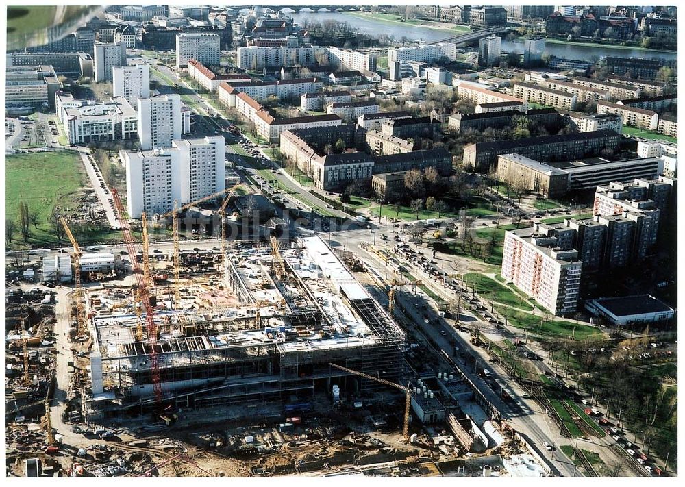 Luftaufnahme Dresden / Sachsen - Bau der gläsernen VW - Manaufaktur an der Lennestraße 3 in 01069 DRESDEN durch die Firma Heitkamp Bauunternehmung GmbH.