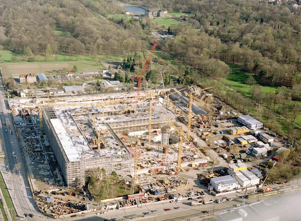 Dresden / Sachsen von oben - Bau der gläsernen VW - Manaufaktur an der Lennestraße 3 in 01069 DRESDEN durch die Firma Heitkamp Bauunternehmung GmbH.