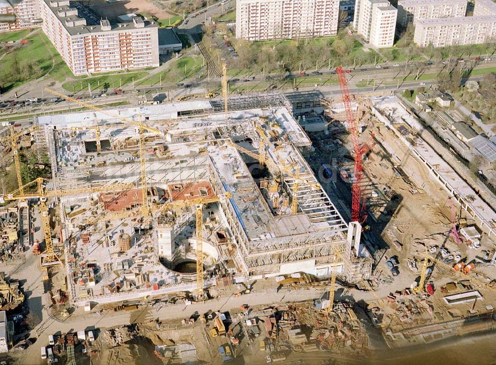 Dresden / Sachsen aus der Vogelperspektive: Bau der gläsernen VW - Manaufaktur an der Lennestraße 3 in 01069 DRESDEN durch die Firma Heitkamp Bauunternehmung GmbH.