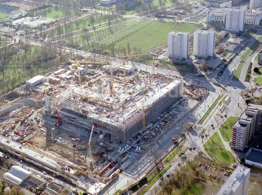 Luftbild Dresden - Bau der gläsernen VW - Manaufaktur an der Lennestraße 3 in 01069 DRESDEN durch die Firma Heitkamp Bauunternehmung GmbH.