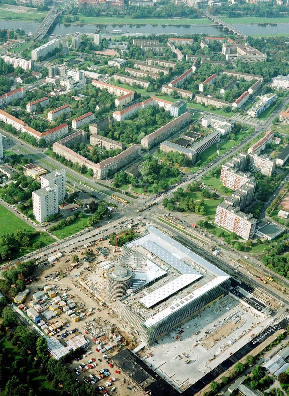 Luftaufnahme Dresden - Bau der gläsernen VW - Manaufaktur an der Lennestraße 3 in 01069 DRESDEN durch die Firma Heitkamp Bauunternehmung GmbH.