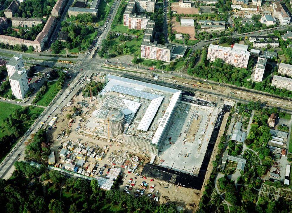 Dresden von oben - Bau der gläsernen VW - Manaufaktur an der Lennestraße 3 in 01069 DRESDEN durch die Firma Heitkamp Bauunternehmung GmbH.