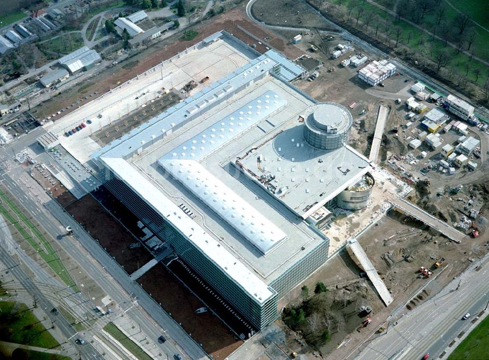 Dresden aus der Vogelperspektive: Bau der gläsernen VW - Manaufaktur an der Lennestraße 3 in 01069 DRESDEN durch die Firma Heitkamp Bauunternehmung GmbH.