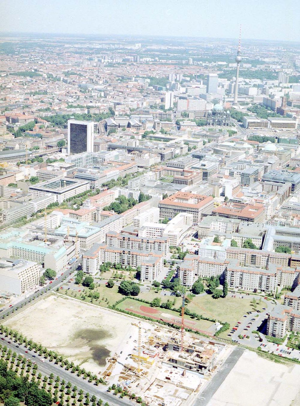 Berlin aus der Vogelperspektive: Bau des Holocaust-Mahnmals am Brandenburger Tor in Berlin-Mitte.