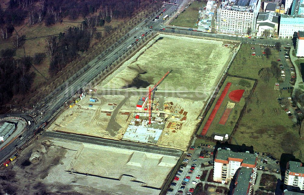 Berlin aus der Vogelperspektive: Bau des Holocaustdenkmales am Brandenburger Tor in Berlin-Mitte.