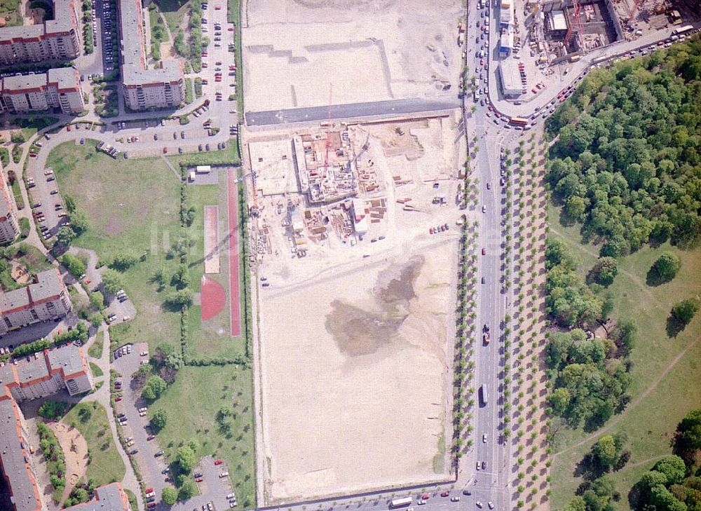 Berlin von oben - Bau des Holocaustdenkmals am Brandenburger Tor in Berlin-Mitte.