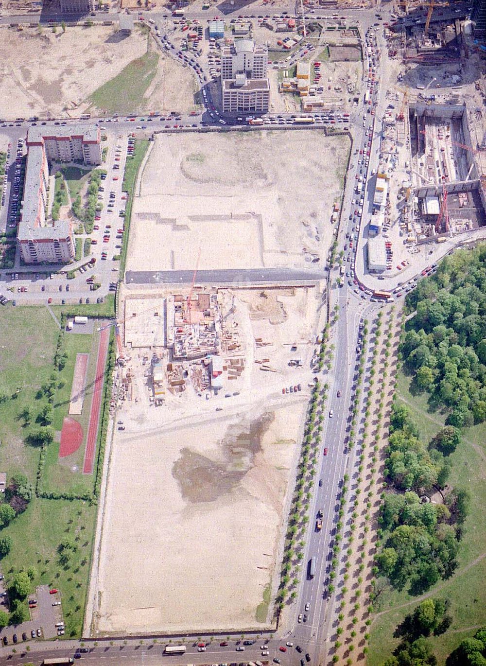 Berlin aus der Vogelperspektive: Bau des Holocaustdenkmals am Brandenburger Tor in Berlin-Mitte.