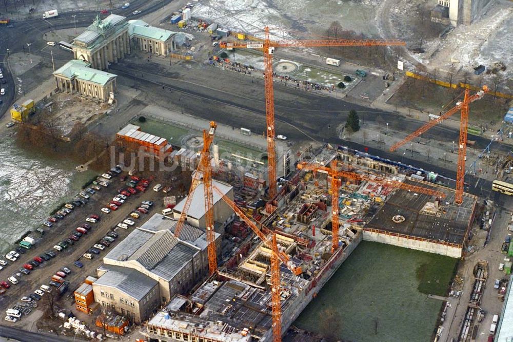 Berlin aus der Vogelperspektive: Bau des Hotel Adlon am Pariser Platz in Berlin Mitte. 1995