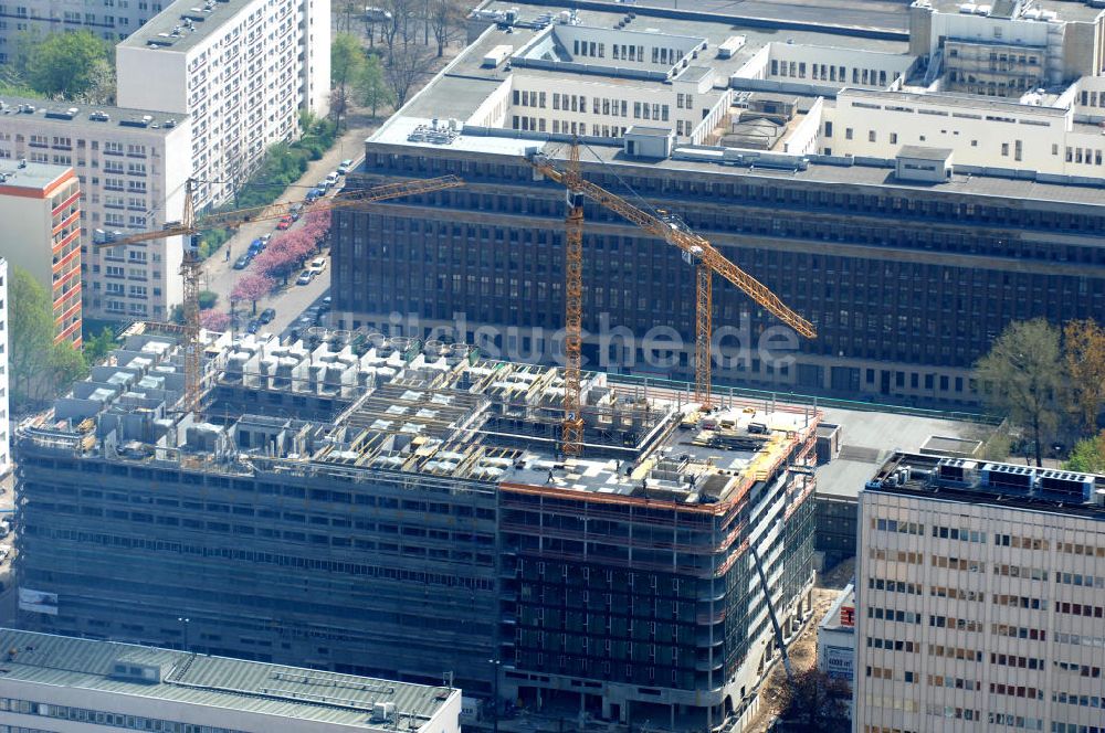 Berlin von oben - Bau eines Hotel- und Bürogebäudes in der Karl-Liebknecht Straße 32 Berlin-Mitte