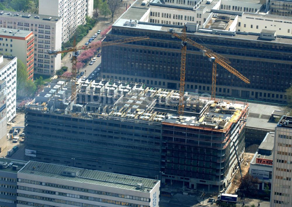 Berlin aus der Vogelperspektive: Bau eines Hotel- und Bürogebäudes in der Karl-Liebknecht Straße 32 Berlin-Mitte