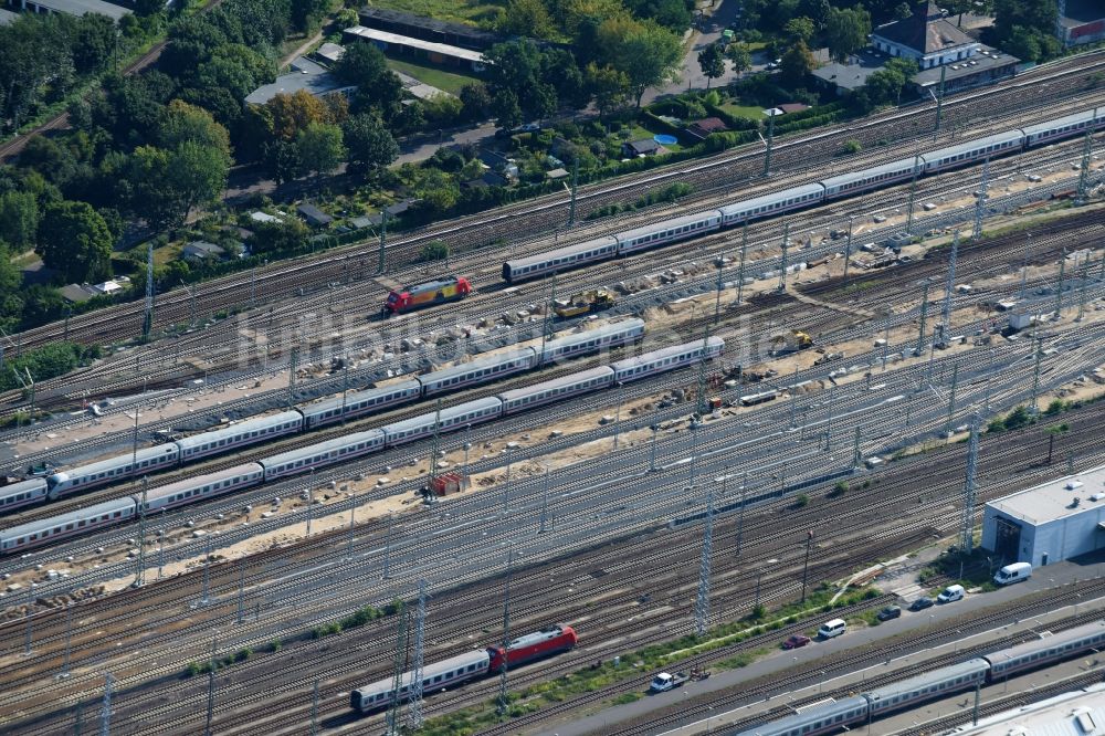 Berlin aus der Vogelperspektive: Bau- und Instandhaltungsarbeiten am Gleis- Verlauf im Streckennetz der Deutschen Bahn am Betriebsbahnhof Rummelsburg in Berlin, Deutschland