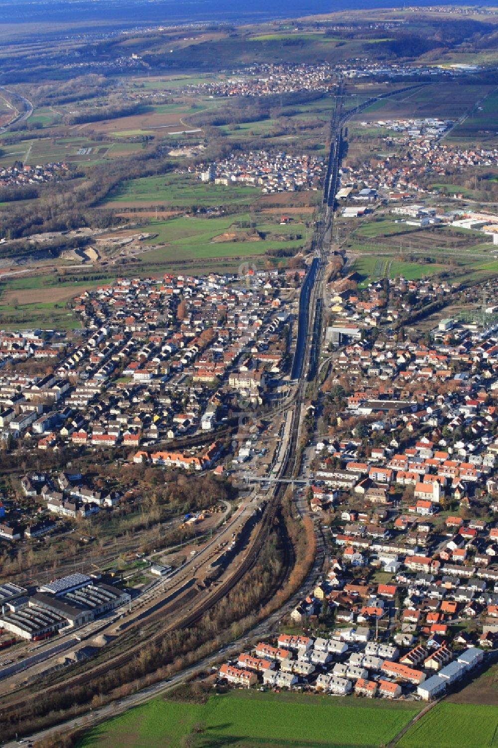 Luftaufnahme Weil am Rhein - Bau- und Instandhaltungsarbeiten am Gleis- Verlauf im Streckennetz der Deutschen Bahn zum vierspurigen Ausbau der Alpentransversale in Weil am Rhein im Bundesland Baden-Württemberg, Deutschland