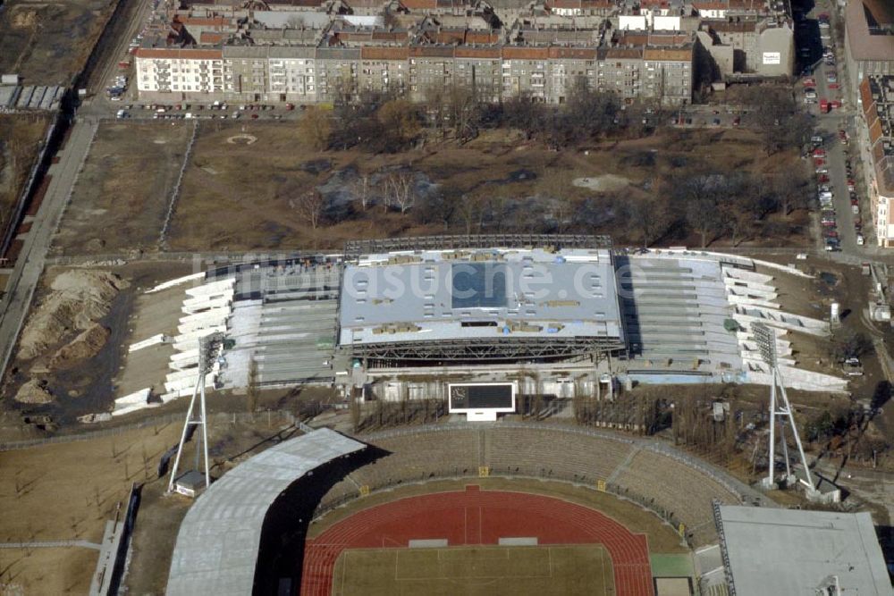 Berlin - Prenzlauerberg aus der Vogelperspektive: Bau des Jahn-Sport-Parks in Berlin - Prenzlauerberg in 1995