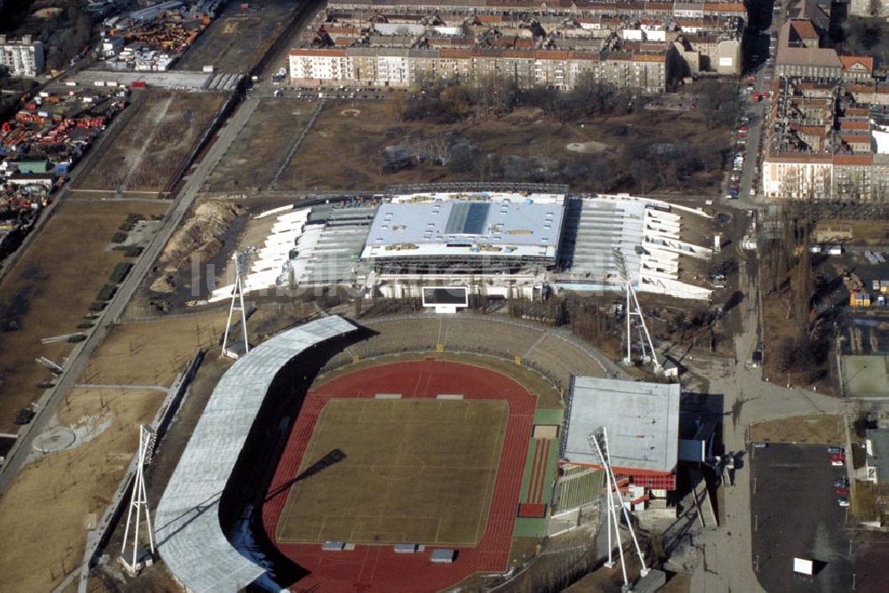 Luftaufnahme Berlin - Prenzlauerberg - Bau des Jahn-Sport-Parks in Berlin - Prenzlauerberg in 1995