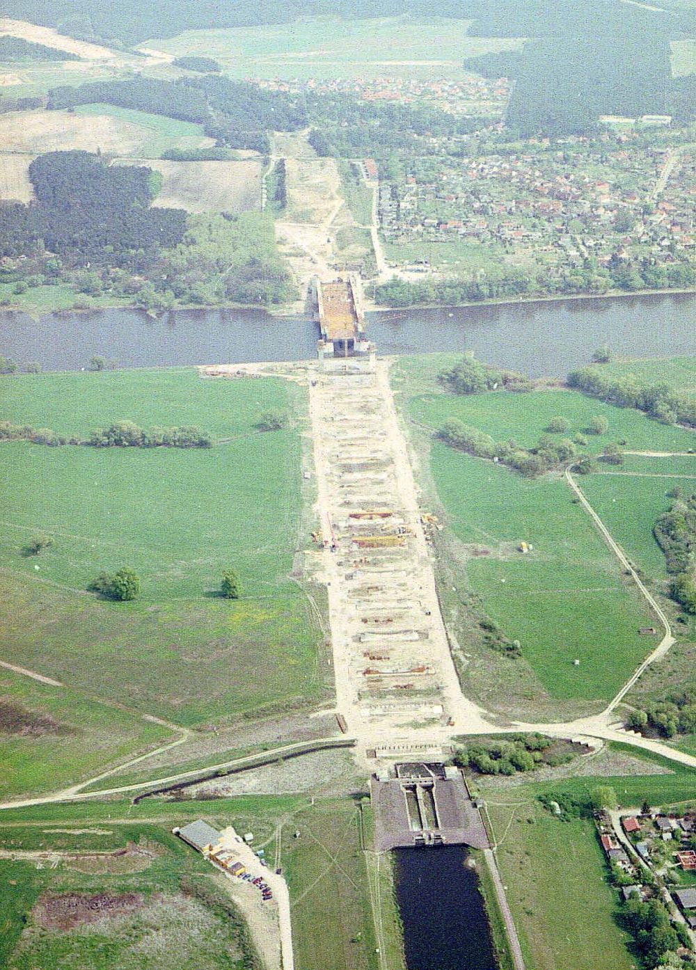 Hohenwarthe aus der Vogelperspektive: Bau der Kanalbrücke zwischen dem Schiffshebewerk Rothensee und der Doppelsparschleuse Hohenwarthe am Wasserstraßenkreuz Magdeburg