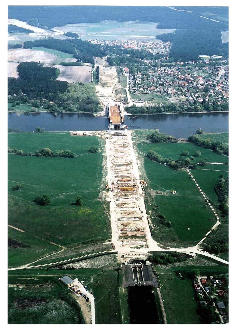 Luftbild Hohenwarthe - Bau der Kanalbrücke zwischen dem Schiffshebewerk Rothensee und der Doppelsparschleuse Hohenwarthe am Wasserstraßenkreuz Magdeburg