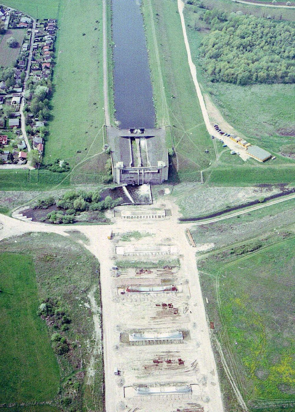 Luftaufnahme Hohenwarthe - Bau der Kanalbrücke zwischen dem Schiffshebewerk Rothensee und der Doppelsparschleuse Hohenwarthe am Wasserstraßenkreuz Magdeburg