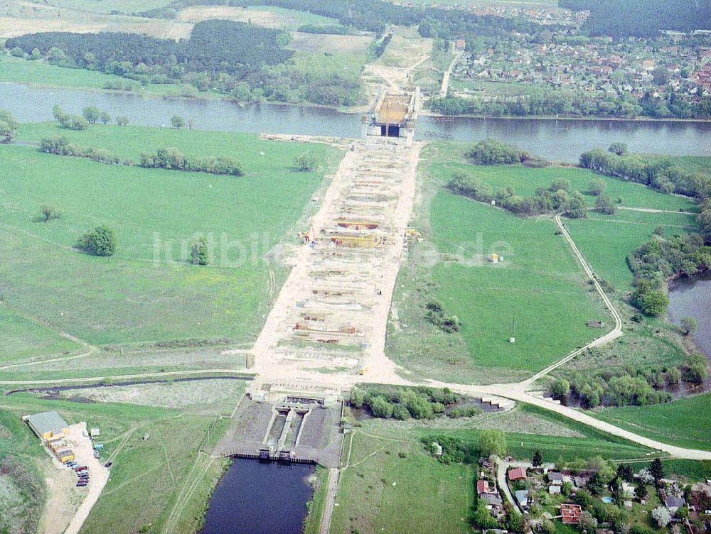 Hohenwarthe aus der Vogelperspektive: Bau der Kanalbrücke zwischen dem Schiffshebewerk Rothensee und der Doppelsparschleuse Hohenwarthe am Wasserstraßenkreuz Magdeburg