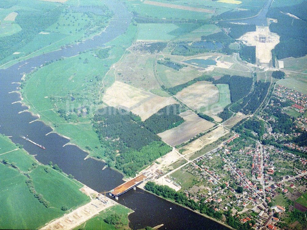 Luftaufnahme Hohenwarthe - Bau der Kanalbrücke zwischen dem Schiffshebewerk Rothensee und der Doppelsparschleuse Hohenwarthe am Wasserstraßenkreuz Magdeburg