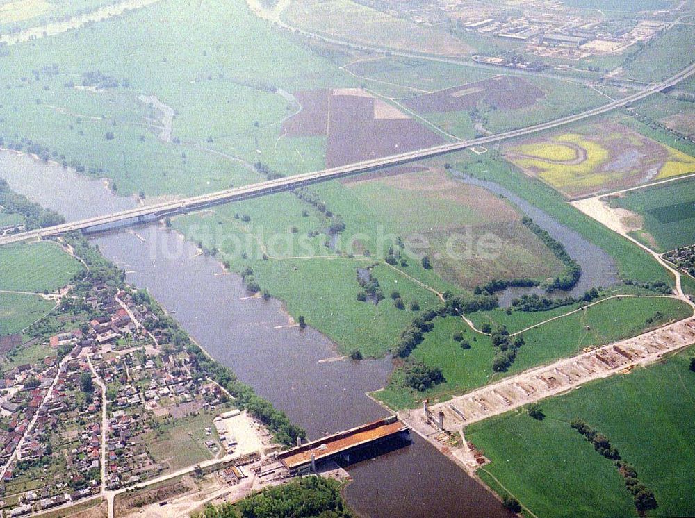 Hohenwarthe aus der Vogelperspektive: Bau der Kanalbrücke zwischen dem Schiffshebewerk Rothensee und der Doppelsparschleuse Hohenwarthe am Wasserstraßenkreuz Magdeburg